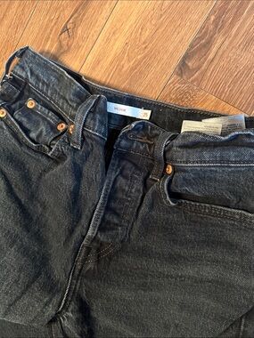 Levi’s Black Wedgie Jeans. 25